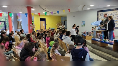Preisverleihung an fleißige Ferienleseclub - Kinder. (Bild: Annette Punzmann)