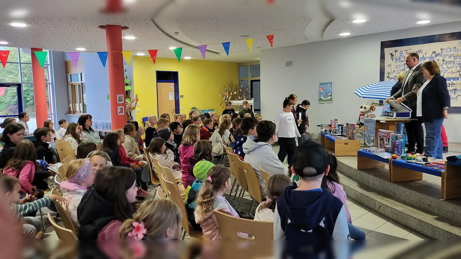 Preisverleihung an fleißige Ferienleseclub - Kinder. (Bild: Annette Punzmann)