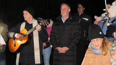 Pfarrer Norbert Große mit Gitarre und 2. Bürgermeister Mathias Huger bei der Eröffnung des Waldplatzes (Bild: Johann Bauer)