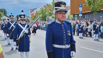 Die Neustädter Bürgerwehr beim Festzug „Klingendes Cham 2025” (Bild: Helmut Fukerider)