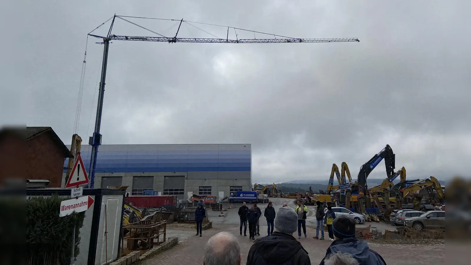 Die Arbeitsgemeinschaft der Meister und Ausbilder im Verband für landwirtschaftliche Fachbildung machten sich ein Bild vom Maschinenpark der Firma Plannerer in Pullenreuth, die Führung übernahm Stephan Plannerer persönlich. (Bild: Armin Müller)