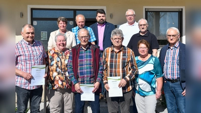 Siedler- und Eigenheimgemeinschaft Loderhof. Vorne von links: Heinz Mertel jun., Ingrid Weiß, Waldemar Eckl, Werner Fischer, Eveline Eckl, Johann Specht. Hinten von links: Anna Margarete Hartmann, Rudolf Eckl, Stefan Frank, Klaus Bleisteiner und Christian Pruy (Bild: Petra Hartl)