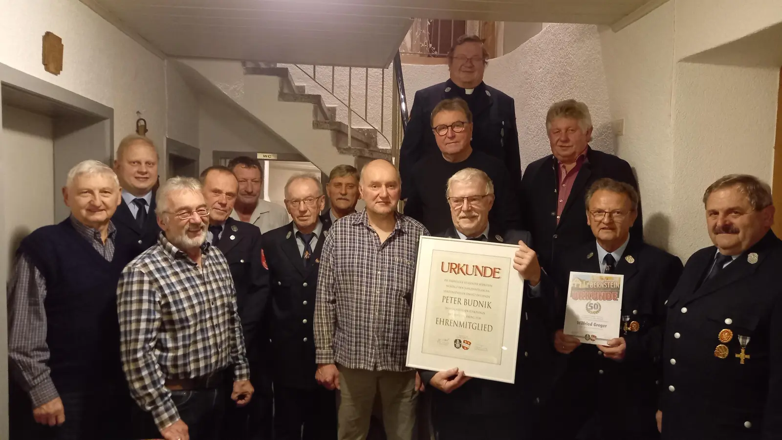 Geehrte mit Ehrengästen und Feuerwehrführung (Bild: Anita Greger)