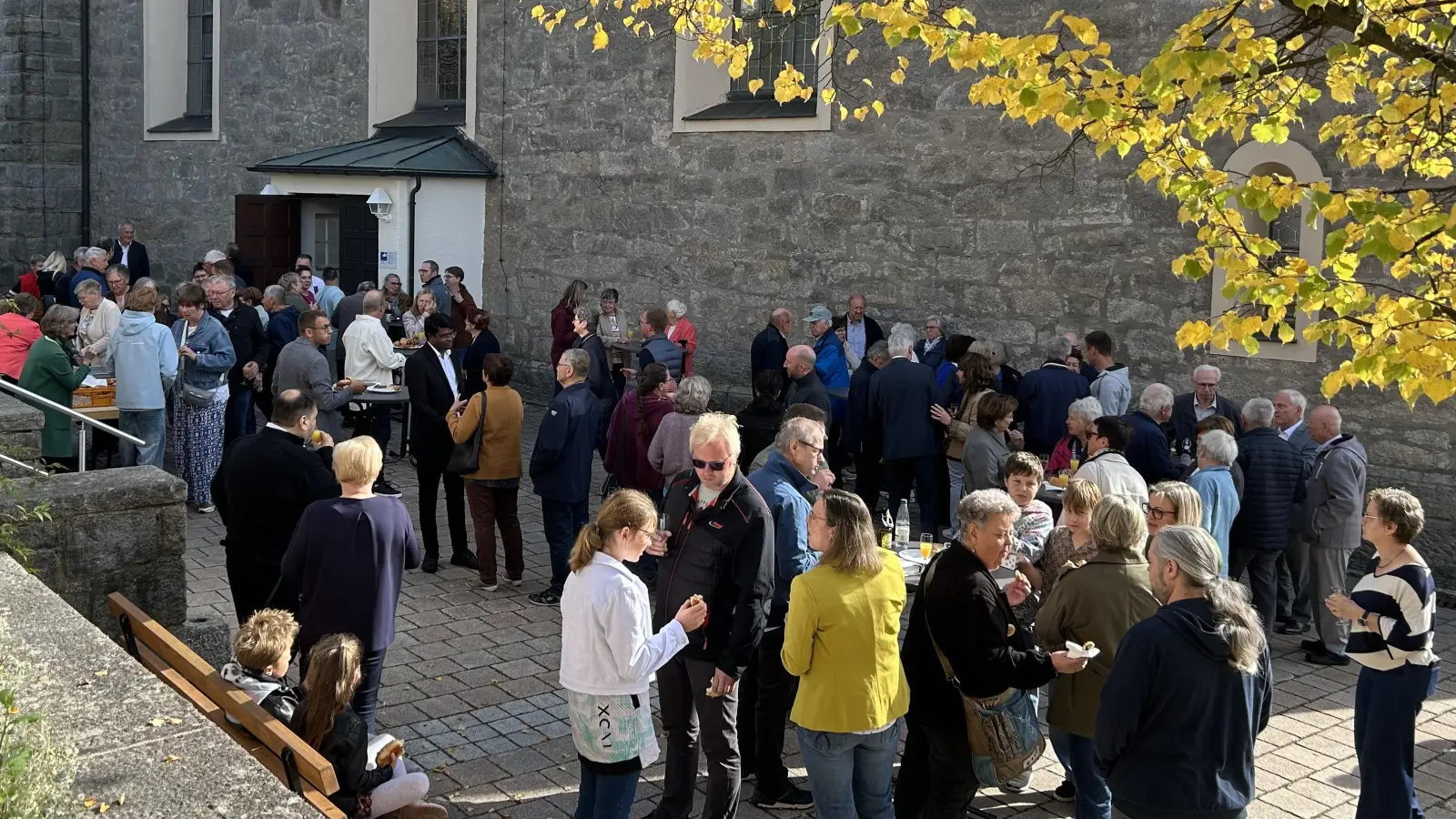Beim Stehempfang im Kirchhof kamen die Gläubigen mit Pater Arul ins Gespräch. (Bild: Sonja Sczech )
