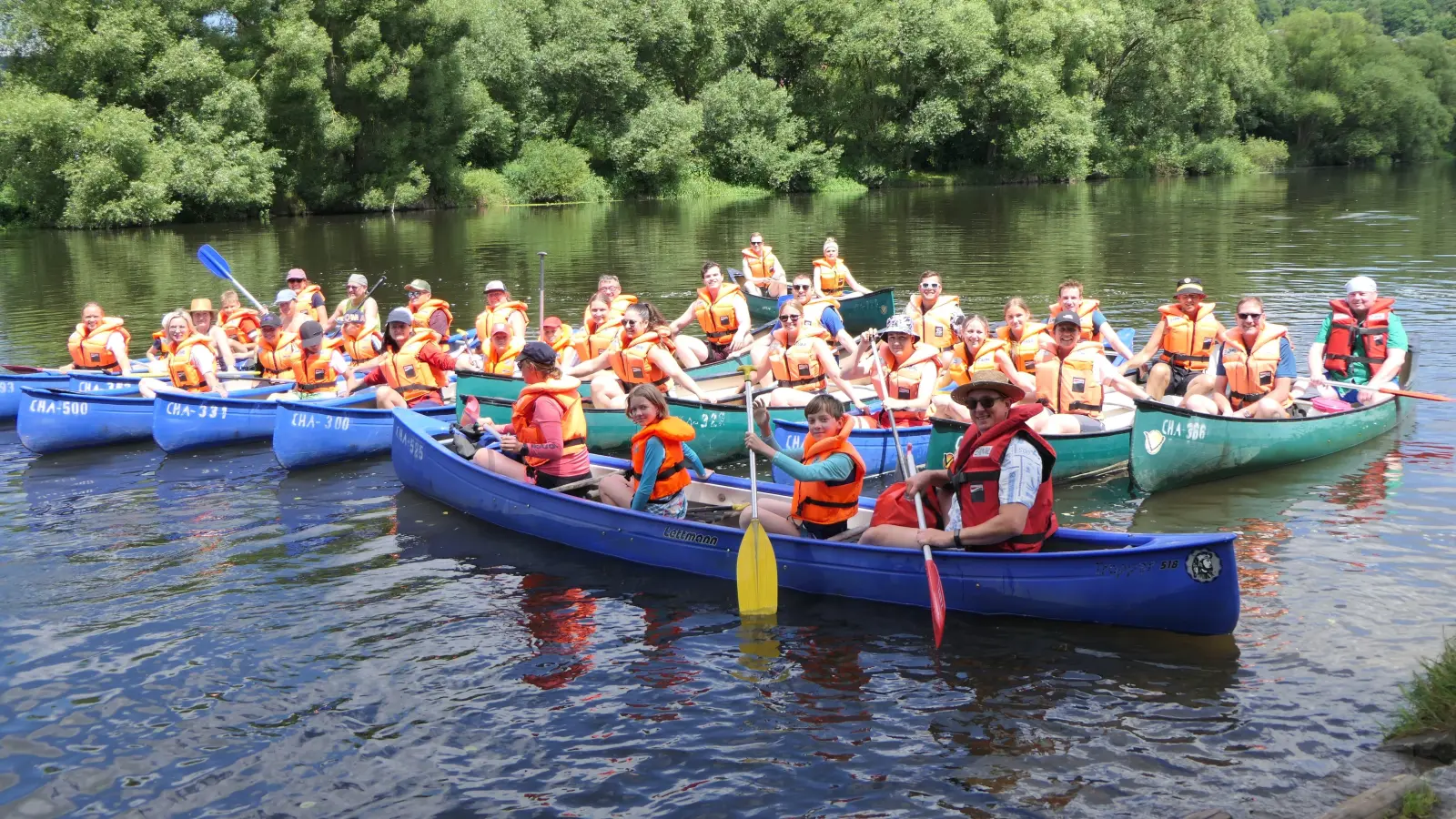 Die Teilnehmer der Kanufahrt des Kolping-Tischtennisvereins Oberviechtach (Bild: Michael Eckl)