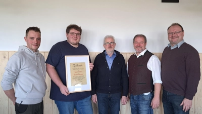 Johann Walberer wird Ehrenschützenmeister. (Bild: Susanne Meyer )