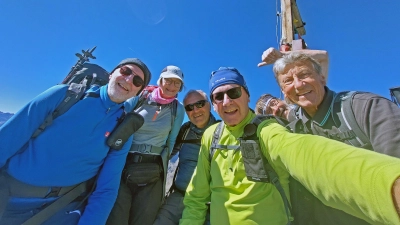 Foto: Werner Dötterl, Karin und Anton Hollmann, Tourenführer Rainer Rahn, Günter Reul (hinten verdeckt) und Gerhard Schneider am Gipfel des Hohen Seeblaskogel (Bild: Rainer Rahn)