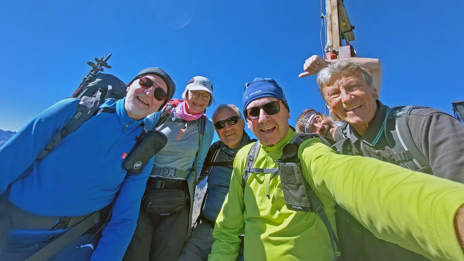 Foto: Werner Dötterl, Karin und Anton Hollmann, Tourenführer Rainer Rahn, Günter Reul (hinten verdeckt) und Gerhard Schneider am Gipfel des Hohen Seeblaskogel (Bild: Rainer Rahn)