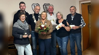Hintere Reihe von links: 1.Schützenmeister Fabian Haas, Schützenkönig Josef Haas, 1.Ritter Uli Horst, 2.Vereinsmeister Hans Horst<br>Vordere Reihe von links: 2.Ritter Evi Prüll, Schützenliesl Heike Metzner, 3. Vereinsmeister Christine Kastenberger (Bild: Josef Haas)