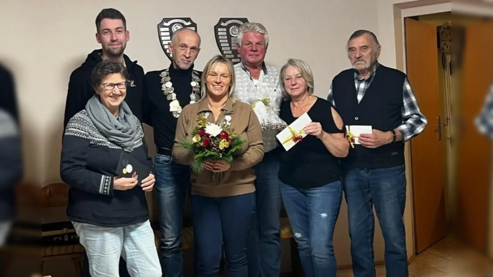 Hintere Reihe von links: 1.Schützenmeister Fabian Haas, Schützenkönig Josef Haas, 1.Ritter Uli Horst, 2.Vereinsmeister Hans Horst<br>Vordere Reihe von links: 2.Ritter Evi Prüll, Schützenliesl Heike Metzner, 3. Vereinsmeister Christine Kastenberger (Bild: Josef Haas)