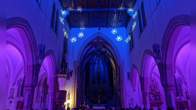 Lichteffekte zur Kirchenführung „Text - Licht - Klang” . (Bild: Thomas Enslein)