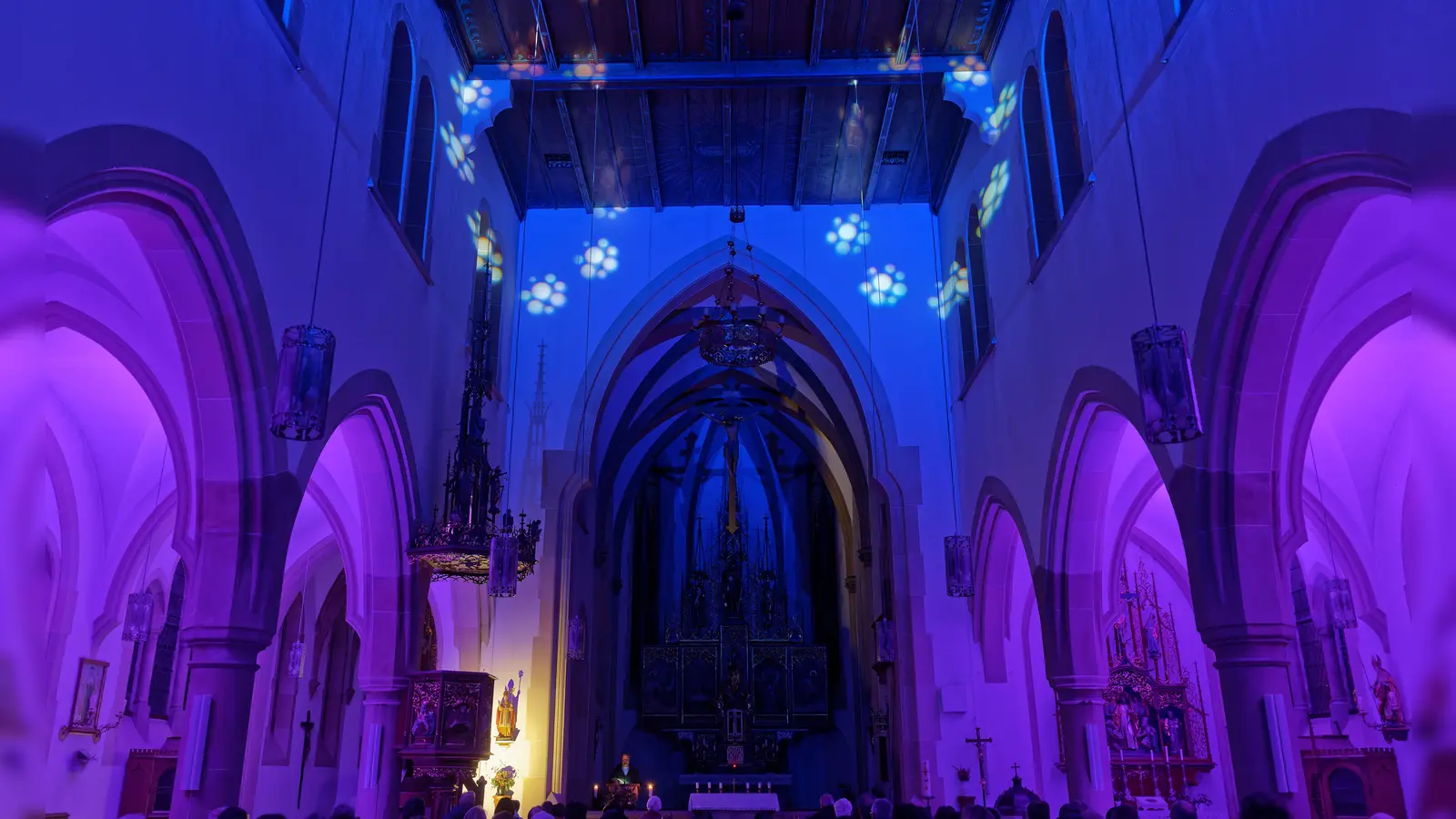 Lichteffekte zur Kirchenführung „Text - Licht - Klang” . (Bild: Thomas Enslein)