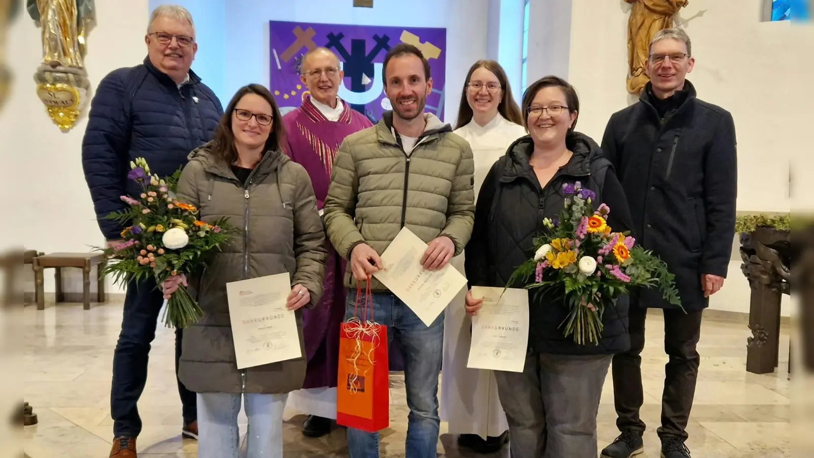 Pfarrgemeinderatssprecher Jörg Frenzel (von rechts nach links), Pastoralreferentin Andrea Zeller, Pfarrer Berthold Heller und Kirchenpfleger Josef Weidensteiner dankten (v. re. n. li.) Julia Wallinger, Christian Beßenreuther und Tamara Smola (Eveline Bauer fehlt auf dem Bild).  (Bild: Birgit Frenzel)