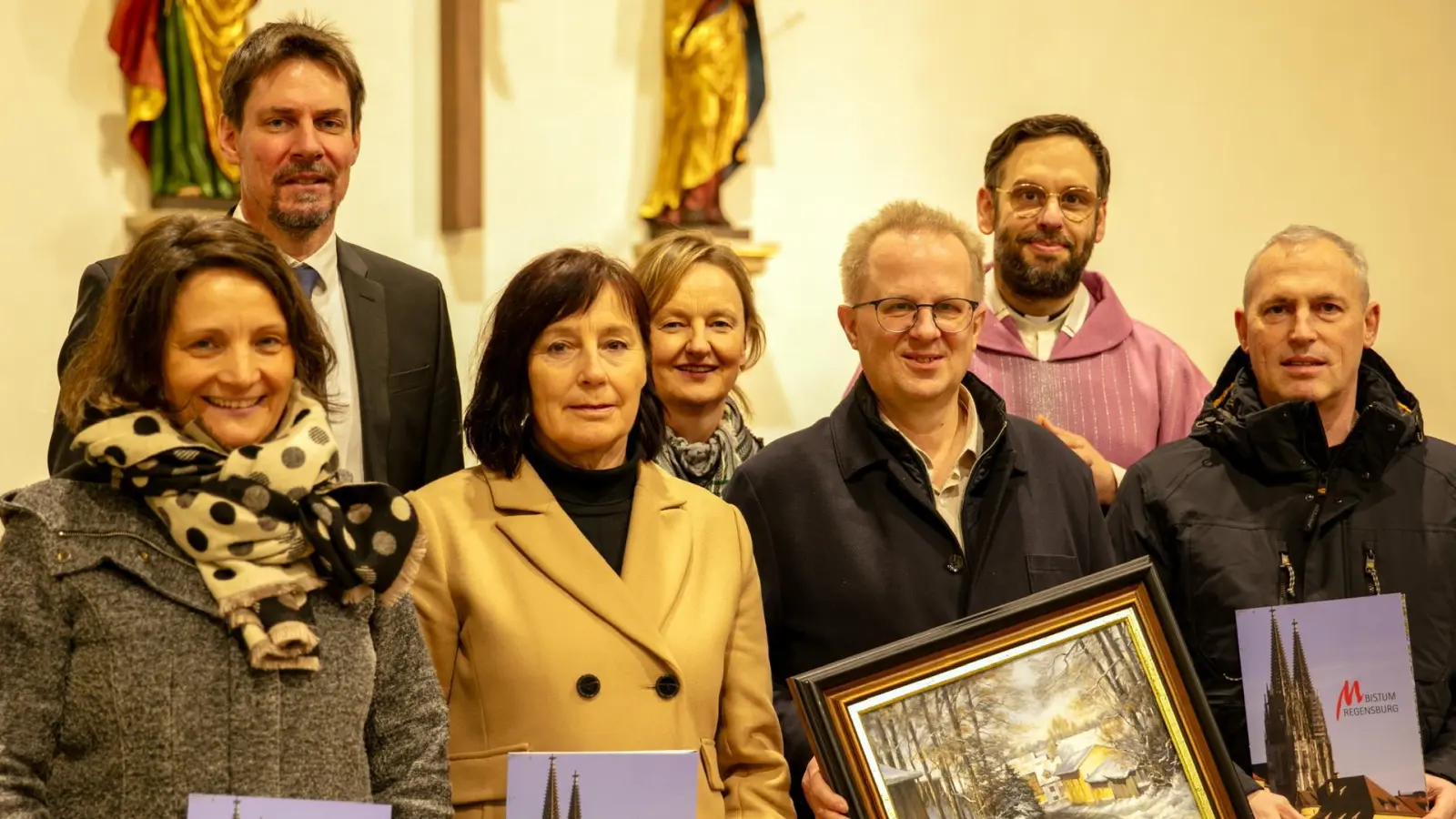 Birgit Neiswirth, Cornelia Schlegl, Reiner Hoffmann und Johannes Laußer (vorne) stellten sich nicht mehr zur Wahl und wurden von den Seelsorgern der Pfarrei verabschiedet.  (Bild: Ludwig Schneider)
