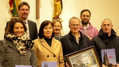 Birgit Neiswirth, Cornelia Schlegl, Reiner Hoffmann und Johannes Laußer (vorne) stellten sich nicht mehr zur Wahl und wurden von den Seelsorgern der Pfarrei verabschiedet.  (Bild: Ludwig Schneider)