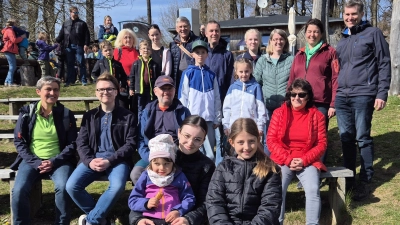 Begeisterte Gesichter nach einem spannenden Ausflug: Die Kolpingsfamilie Friedenfels im Greifvogelpark auf dem Katharinenberg in Wunsiedel. (Bild: Reiner Gärtner)
