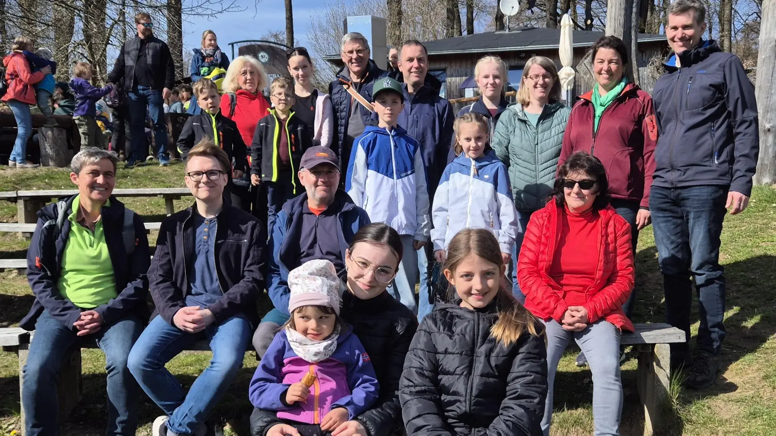 Begeisterte Gesichter nach einem spannenden Ausflug: Die Kolpingsfamilie Friedenfels im Greifvogelpark auf dem Katharinenberg in Wunsiedel. (Bild: Reiner Gärtner)