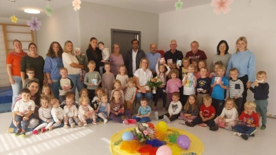30-jähriges Dienstjubiläum im Kinderhaus St. Josef in Ebnath von Kerstin Rahn (sitzend Mitte). (Bild: Josef Söllner)