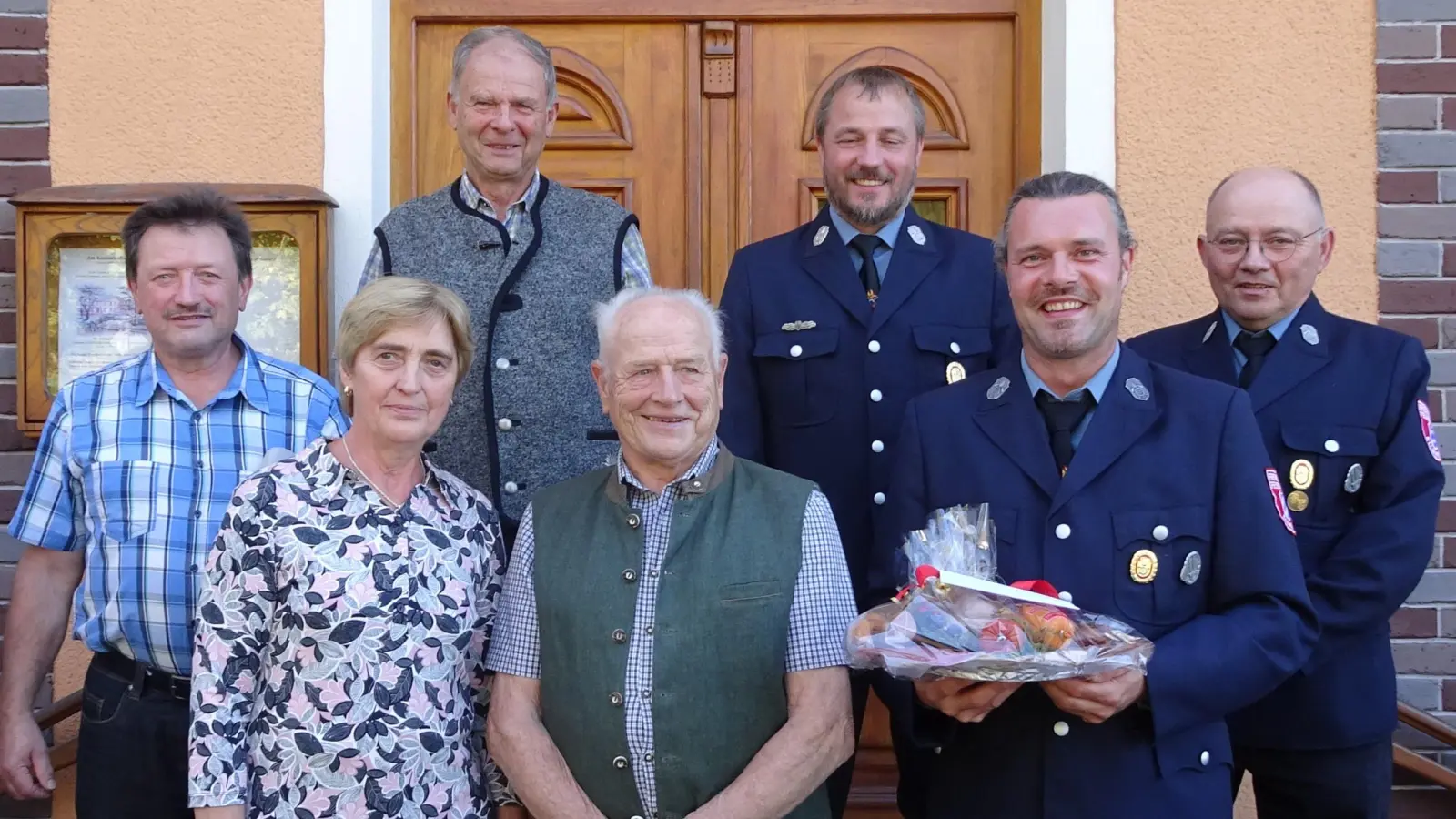 Im Bild von links: Hermann Lobinger und Konrad Fischer vom Heimatverein Schwarzenbach, Maria und Hans Gmeiner, sowie Kommandant Josef Richtmann, 2. Vorstand Wolfgang Lindner, Willi Schreiber. (Bild: Willi Schreiber)