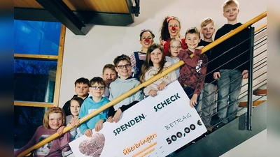 Gruppenbild-Spendenübergabe-Kommunionkinder UPO-Gute Laune Clowns e.V. (Bild: Elisabeth Rupprecht)
