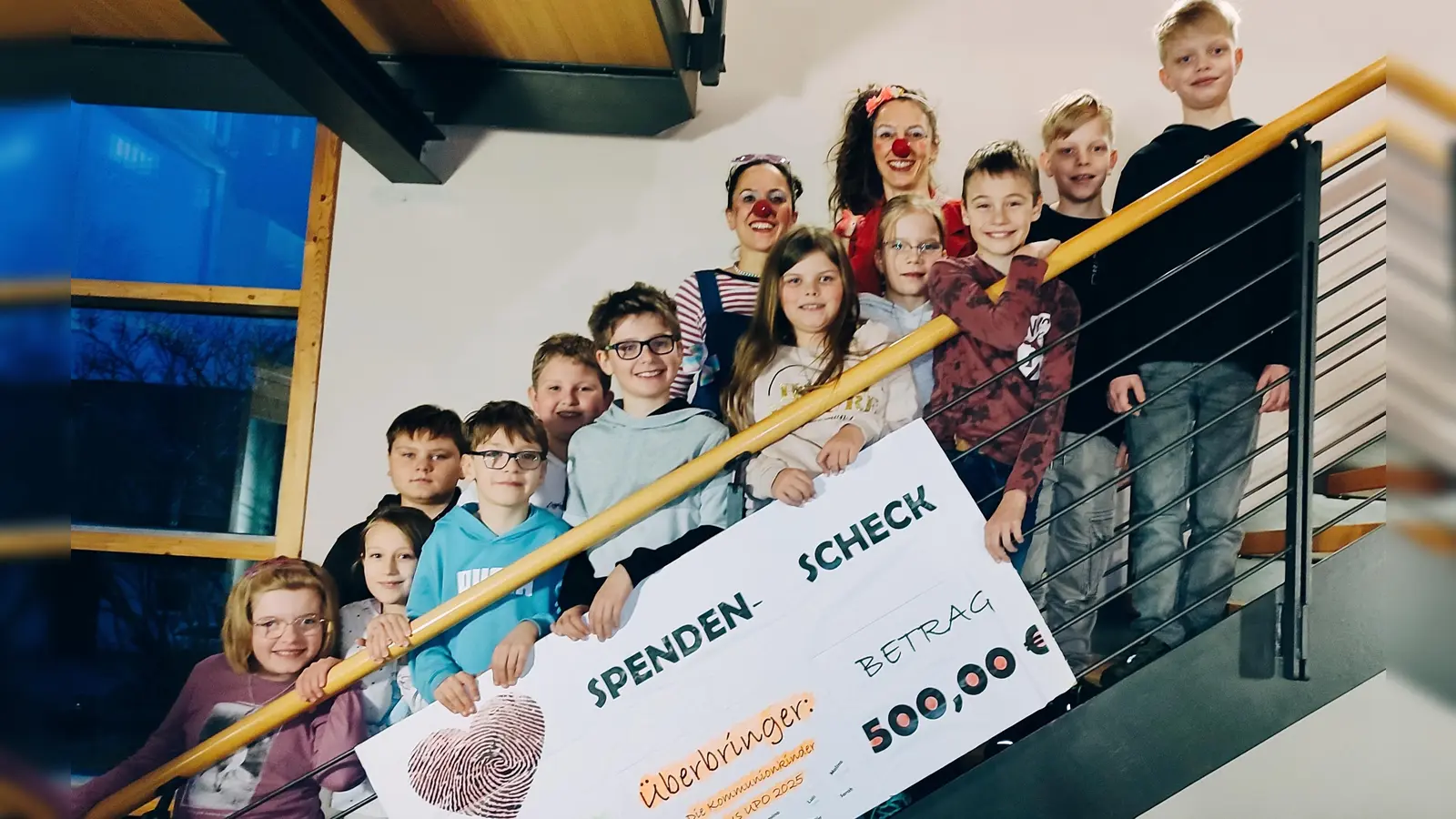 Gruppenbild-Spendenübergabe-Kommunionkinder UPO-Gute Laune Clowns e.V. (Bild: Elisabeth Rupprecht)