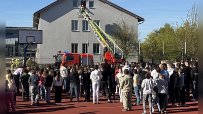 Die Feuerwehr Weiden rückte mit der Drehleiter bei der großanlegten Übung an der Josef-Faltenbacher-Schule an und hinterließ großen Eindruck bei den Schülern. (Bild: Kerstin Kiener)