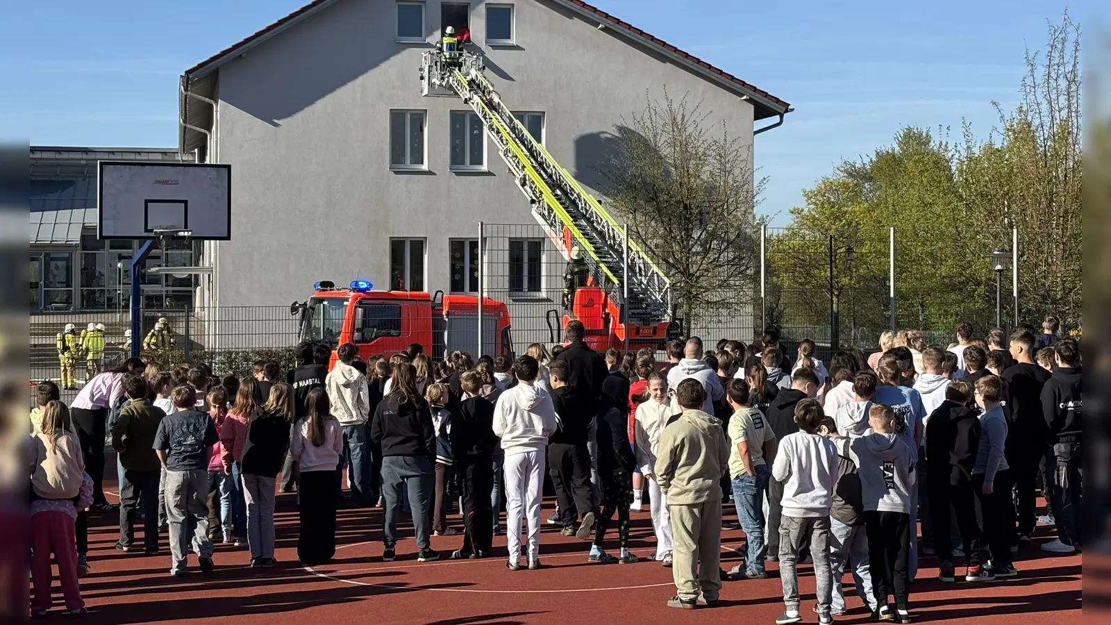 Die Feuerwehr Weiden rückte mit der Drehleiter bei der großanlegten Übung an der Josef-Faltenbacher-Schule an und hinterließ großen Eindruck bei den Schülern. (Bild: Kerstin Kiener)