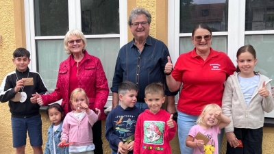 Preisträger des Kinderrätsel und von links: Charlotte Hautmann, Bernhard Stangl, Silke Tanner  (Bild: Merkl Gerhard)