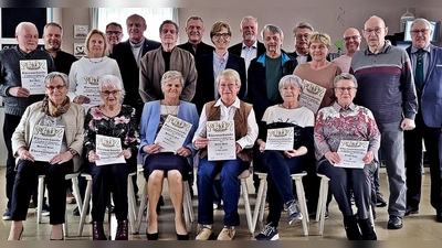 Heuer feiert der Verein „Unter Uns“ das 75-jährige Jubiläum. Bei der Jahreshauptversammlung ernannte der Verein weitere drei Ehrenmitglieder und zeichnete eine Reihe von langjährigen Mitgliedern aus.  (Bild: Reinhard Kreuzer)
