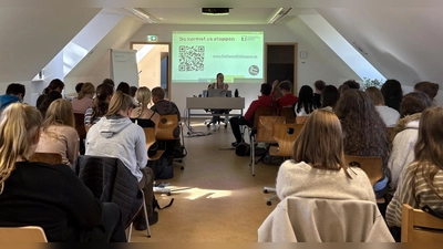 Schüler und Schülerinnen bei der Ausbildung zu MeT1s. (Bild: Mia Kreil)