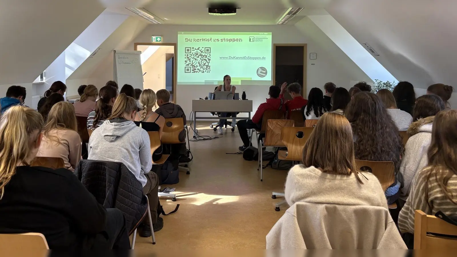 Schüler und Schülerinnen bei der Ausbildung zu MeT1s. (Bild: Mia Kreil)