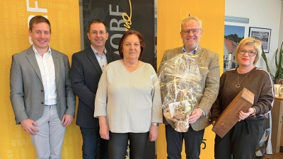 Michael Neidl (Leiter Amt für Finanzen und Schulen), Michael Maget (Städtischer Bäderleiter), Katharina Bäuml, Oberbürgermeister Andreas Feller und Sandra Eckert (Personalratsmitglied) -von links. (Bild: Andreas Hofmeister)