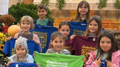 Kinder, die an mindestens vier Aktionen teilgenommen haben, wurden nach dem Erntedank Gottesdienst mit dem Kinderferienclub T-Shirt belohnt. (Bild: Simone Scherb )