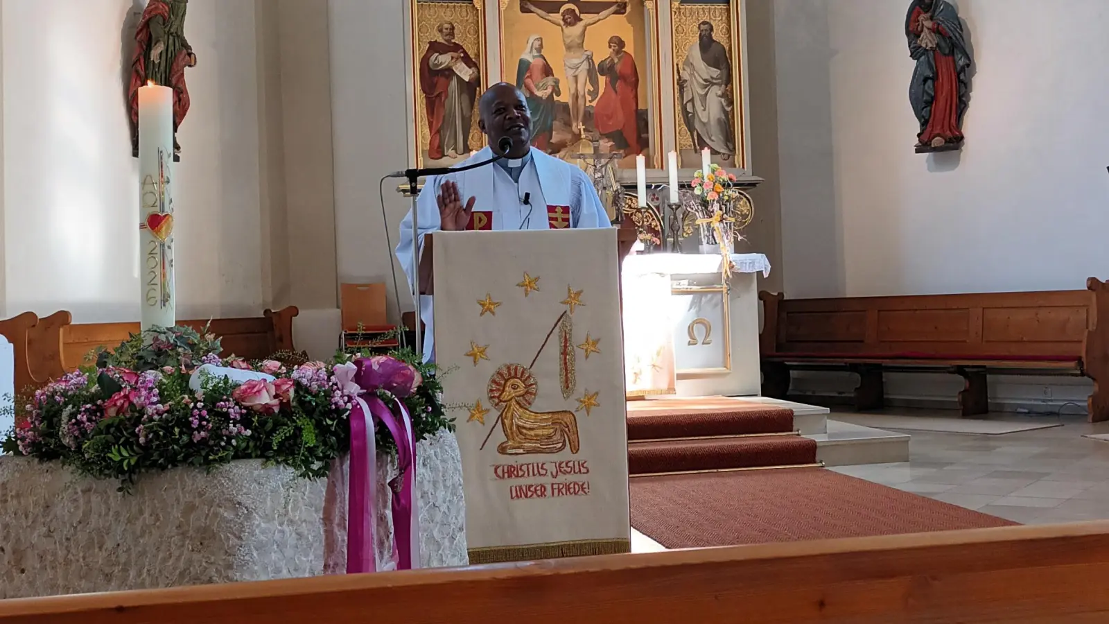 Pfarrer Dr. Emmanuel Kileo predigte in der Simultankirche St. Willibald in Fürnried. (Bild: Gerda Stollner)
