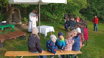 Pater Benedikt Leitmayer bei der Segnung (Bild: Andrea Zinnecker)