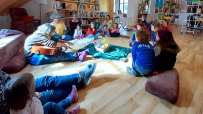 Kinder in Aktion beim Frühlingserwachen in der Bücherei (Bild: Georg Dürr)