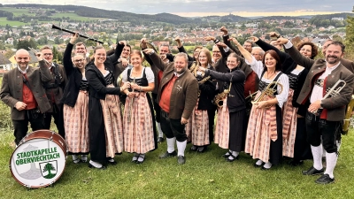 Stadtkapelle gratuliert Anouk zum goldenen Abzeichen. (Bild: Bianca Reil)