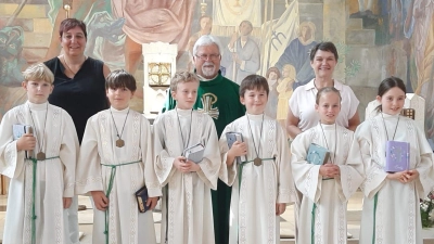 De neuen Minis mit ihren Betreuerinnen und Pfarrer Pirner. (Bild: Silvia Ippisch)