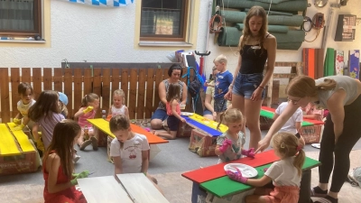 Die Kinder beim gestalten der Zaunlatten  (Bild: Rebecca König)