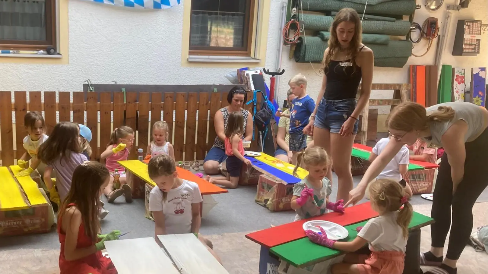 Die Kinder beim gestalten der Zaunlatten  (Bild: Rebecca König)