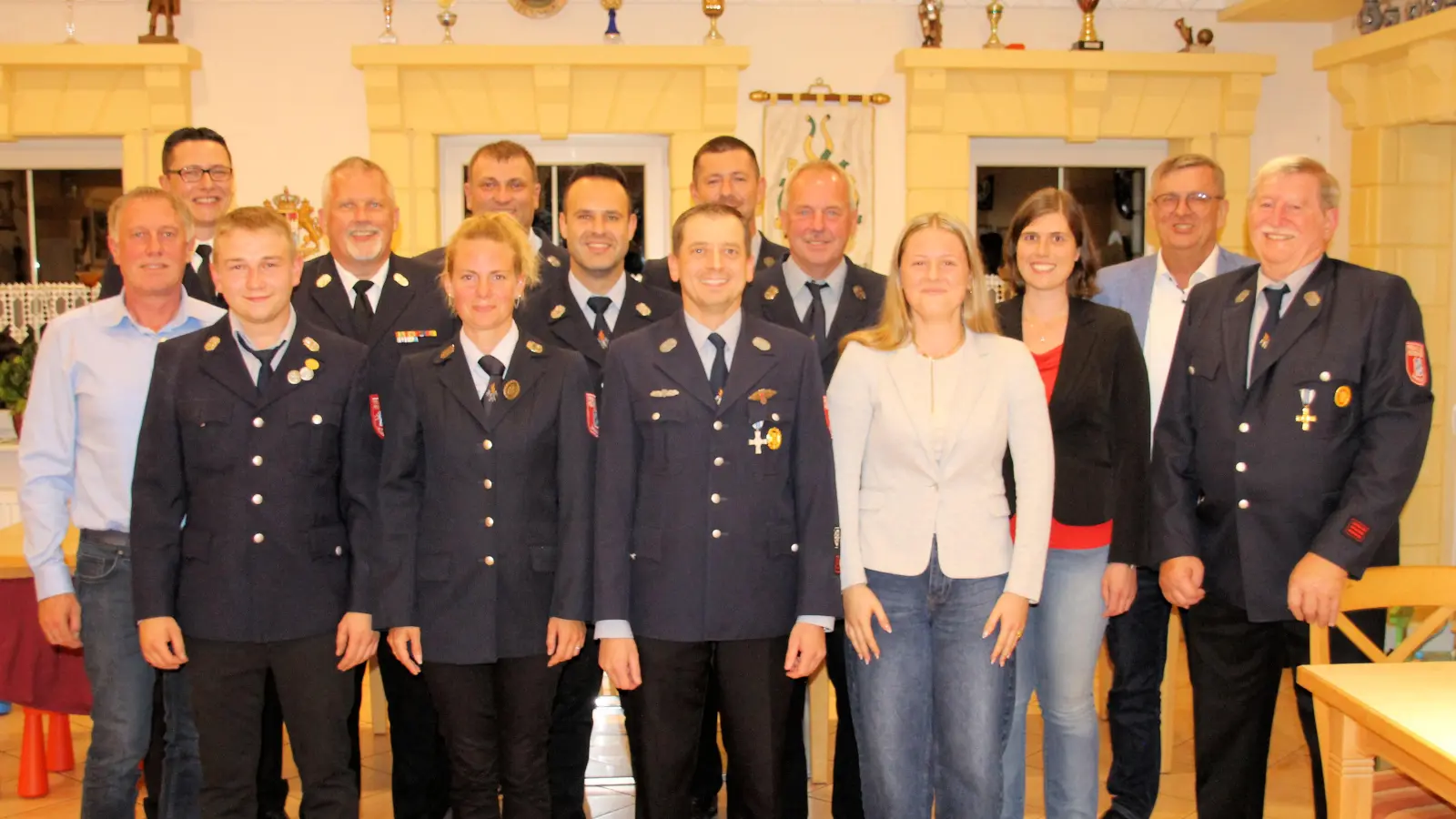 Die neugewählte Vorstandschaft mit Ludwig Spies (rechts) daneben Bürgermeister Peter Braun. (Bild: Johann Bauer)