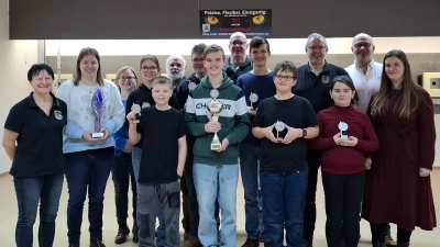 Die Teilnehmer der Jugend- und Vereinspokals mit den Siegern Nicolas (vorne Mitte) und Stefanie Kryschak (2. von links). (Bild: Ines Straub)