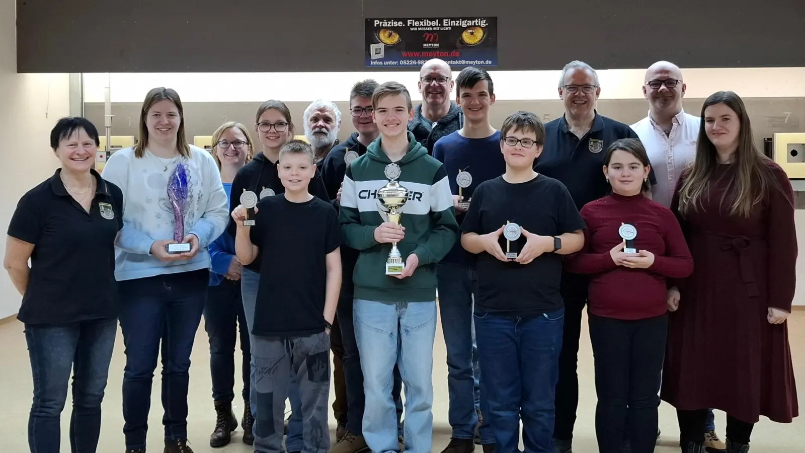 Die Teilnehmer der Jugend- und Vereinspokals mit den Siegern Nicolas (vorne Mitte) und Stefanie Kryschak (2. von links). (Bild: Ines Straub)
