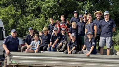 Eine beeindruckende Siegesserie feierte der ASC Sulzbach-Rosenberg beim Auswärtsrennen des MSF Berg in Laaber - hier die starke Jugendmannschaft mit Betreuer-Team (Bild: Michael Luber )