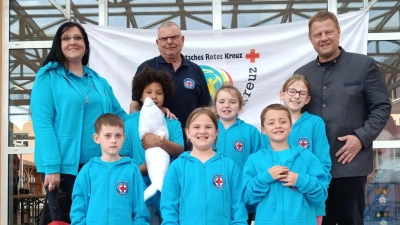 Die Teilnehmer der Wasserwacht Mitterteich mit v.h.l.: Ortsvorsitzende Jessica Troppmann, technischer Leiter Harald Pelz, 1. Bürgermeister Stefan Grillmeier (Bild: Fabian Weinberger)