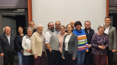 Die neu gewählte Vorstandschaft mit Beisitzern, Kassenprüfern und ehrenamtlichen Museumsmitarbeiterinnen. (Bild: Christoph Ahlemeyer)