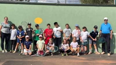 Die stolzen Teilnehmer beim Tennisturnier der DKJK mit Jugendleiterin Anne Paul (li) und Spartenleiter Eduard Hanauer (r.) (Bild: Eduard Hanauer)