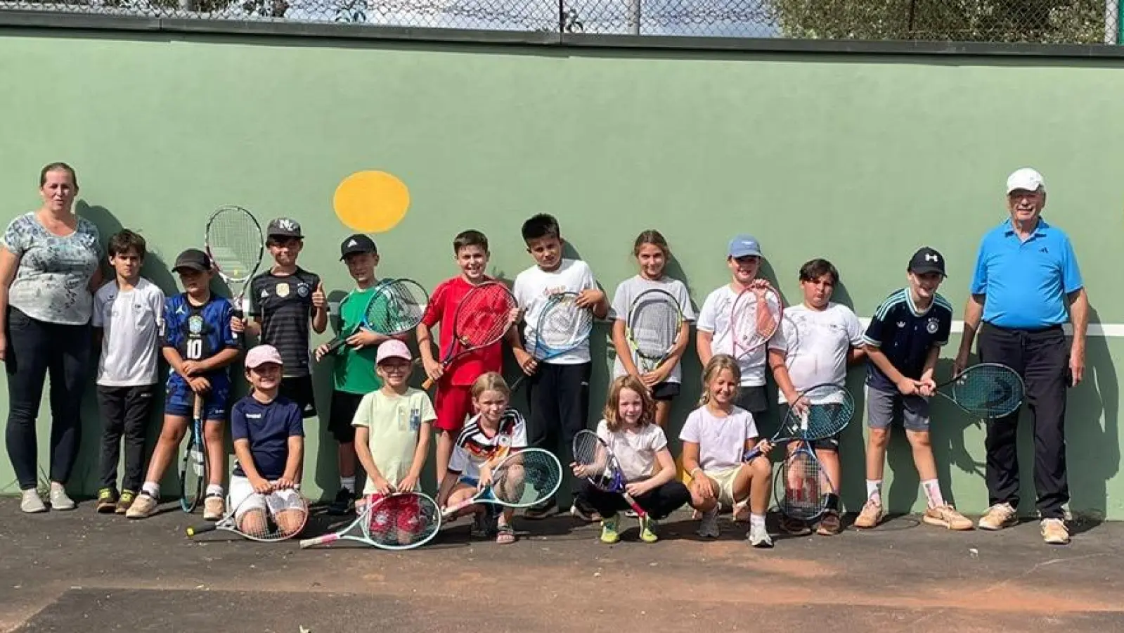 Die stolzen Teilnehmer beim Tennisturnier der DKJK mit Jugendleiterin Anne Paul (li) und Spartenleiter Eduard Hanauer (r.) (Bild: Eduard Hanauer)