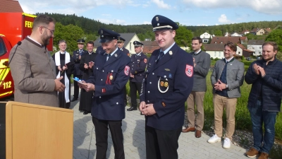 Bürgermeister Julian Kraus übergibt symbolisch die Fahrzeugschlüssel an Marco Reil und Christoph Wagner. (Bild: Siegfried Bock)