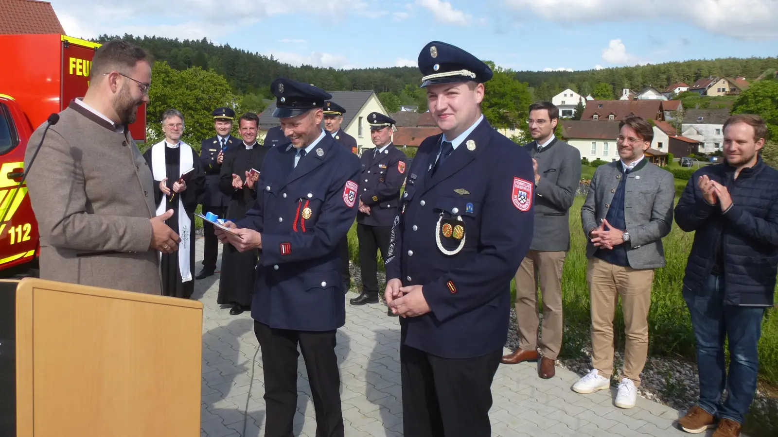Bürgermeister Julian Kraus übergibt symbolisch die Fahrzeugschlüssel an Marco Reil und Christoph Wagner. (Bild: Siegfried Bock)